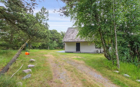 Vendela - 2.5Km from the Sea: Tag, Sommerhus, Hjem, Skygge, Sidespor, Stuehus, Veranda, Udendørs Struktur, Garden Bygninger