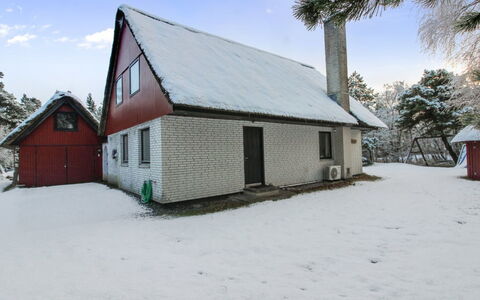 Vendela - 2.5Km from the Sea: Tag, Sommerhus, Hjem, Skygge, Sidespor, Stuehus, Veranda, Udendørs Struktur, Garden Bygninger