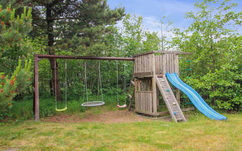 Vendela - 2.5Km from the Sea: Legetøjsrutsjebane, Træ, Legepladsudstyr, Have, Chute, Backyard, Legeplads, Lawn, Skygge, Gård