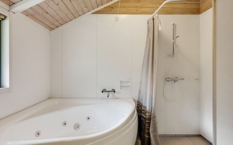 Aamu - 300M to the Fjord: Loft, Gulvbelægning, Indretning, Etage, Kompositmateriale, Møbel, Udvej, Hotel, Design, Dagslys