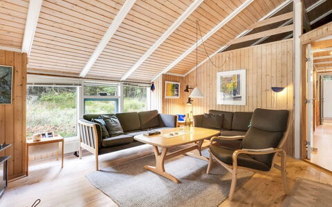 Aamu - 300M to the Fjord: Loft, Gulvbelægning, Indretning, Etage, Kompositmateriale, Møbel, Udvej, Hotel, Design, Dagslys