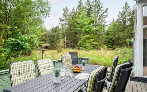 Aamu - 300M to the Fjord: Loft, Gulvbelægning, Indretning, Etage, Kompositmateriale, Møbel, Udvej, Hotel, Design, Dagslys