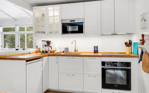 Galathea - 800M from the Sea: Køkken, Køkken Apparat, Countertop, Cabinetry, Større Bandage, Gulvbelægning, Træ, Indretning, Køkkenvask, Møbel