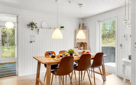Galathea - 800M from the Sea: Møbel, Indretning, Gulvbelægning, Træ, Spisestue, Lysarmatur, Loft, Køkken & Spisebord, Bord, Trægulve