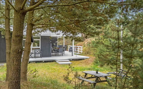 Galathea - 800M from the Sea: Sommerhus, Veranda, Skygge, Garden Bygninger, Udendørs Struktur, Gård, Sidespor, Bjælkehytte, Woodland, Parkere