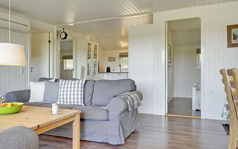 Brunon - 1.5Km from the Sea: Gulvbelægning, Træ, Møbel, Etage, Loft, Indretning, Couch, Trægulve, Stue, Hjem