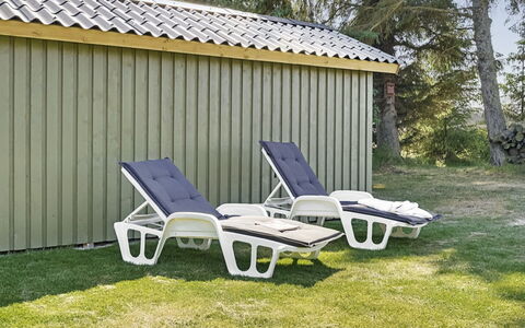Brunon - 1.5Km from the Sea: Udendørs Møbler, Lawn, Skygge, Liggestol, Have, Design, Gård, Stol, Backyard, Chaiselong