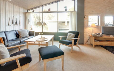 Pisana - 400M from the Sea: Møbel, Indretning, Gulvbelægning, Træ, Etage, Loft, Stue, Couch, Lysarmatur, Værelse