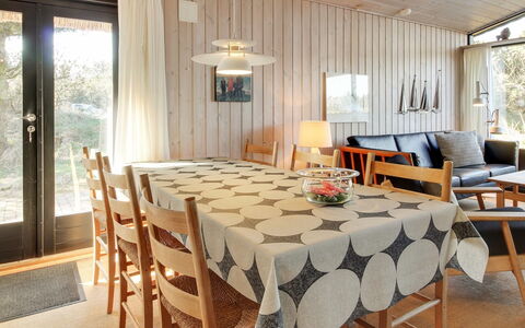 Pisana - 400M from the Sea: Møbel, Indretning, Træ, Gulvbelægning, Stol, Bord, Loft, Spisestue, Lysarmatur, Køkken & Spisebord
