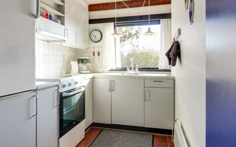 Pisana - 400M from the Sea: Køkken Apparat, Køkken, Større Bandage, Countertop, Gulvbelægning, Indretning, Træ, Cabinetry, Køkkenvask, Etage