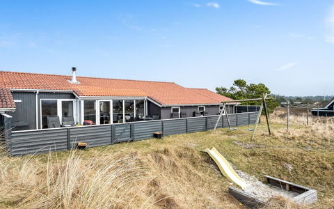 Petkana - 700M from the Sea: Tag, Arkitektur, Hjem, Hus, Land Lot, Sidespor, Sommerhus, Estate, Veranda, Skygge