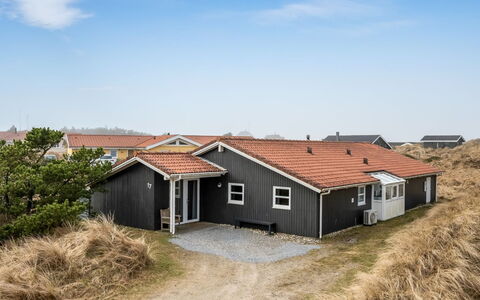 Petkana - 700M from the Sea: Hus, Hjem, Tag, Boligområde, Sommerhus, Estate, Stuehus, Lawn, Landscaping, Sidespor
