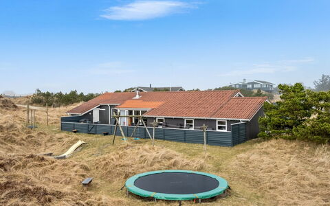 Petkana - 700M from the Sea: Hus, Hjem, Tag, Boligområde, Sommerhus, Estate, Stuehus, Lawn, Landscaping, Sidespor