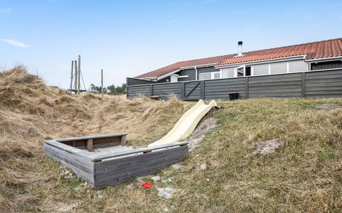 Petkana - 700M from the Sea: Hus, Hjem, Tag, Boligområde, Sommerhus, Estate, Stuehus, Lawn, Landscaping, Sidespor