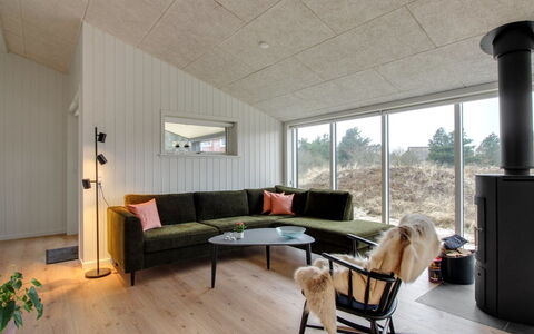 Jirina - 750M from the Sea: Gulvbelægning, Loft, Indretning, Etage, Hjem, Lysarmatur, Trægulve, Værelse, Stue