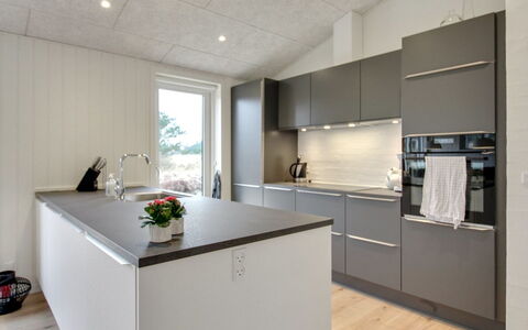 Jirina - 750M from the Sea: Køkken, Countertop, Gulvbelægning, Indretning, Køkken Apparat, Træ, Etage, Cabinetry, Møbel, Større Bandage