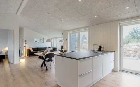 Jirina - 750M from the Sea: Loft, Gulvbelægning, Indretning, Etage, Lysarmatur, Trægulve, Hårdttræ, Køkken, Countertop