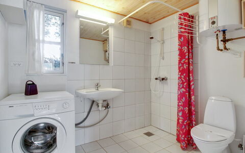 Svenja - 600M from the Sea: Gulvbelægning, Etage, Indretning, Sanitærarmatur, Loft, Håndvask, Værelse, Vvs, Tap, Badeværelse