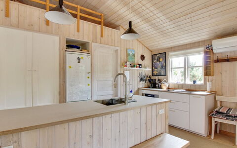 Svenja - 600M from the Sea: Træ, Køkken, Møbel, Gulvbelægning, Indretning, Loft, Etage, Countertop, Køkken Apparat, Cabinetry