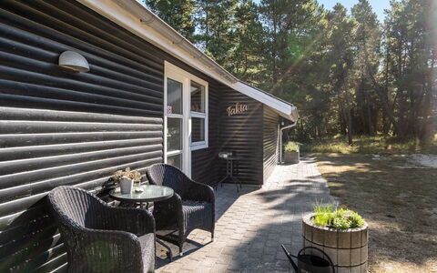 Gottfrida - 2Km from the Sea: Busk, Urban Design, Bunddække, Mursten, Lejlighed, Estate, Murværk, Altan, Landscaping