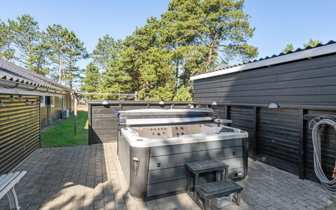 Gottfrida - 2Km from the Sea: Tag, Hjem, Sommerhus, Sidespor, Skygge, Stuehus, Estate, Indkørsel, Garden Bygninger, Gård