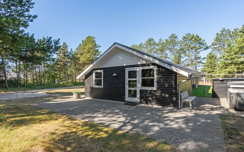 Gottfrida - 2Km from the Sea: Tag, Hjem, Sommerhus, Sidespor, Skygge, Stuehus, Estate, Indkørsel, Garden Bygninger, Gård