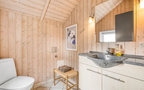 Anisette - 1Km from the Sea: Træ, Sanitærarmatur, Gulvbelægning, Etage, Indretning, Håndvask, Badeværelsesskab, Badeværelse, Badeværelsesvask, Loft