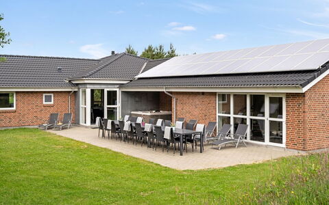 Janita - 800M from the Sea: Græs, Tag, Hus, Hjem, Boligområde, Land Lot, Sommerhus, Lawn, Estate, Gård