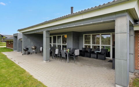 Janita - 800M from the Sea: Busk, Urban Design, Bunddække, Mursten, Lejlighed, Estate, Murværk, Altan, Landscaping