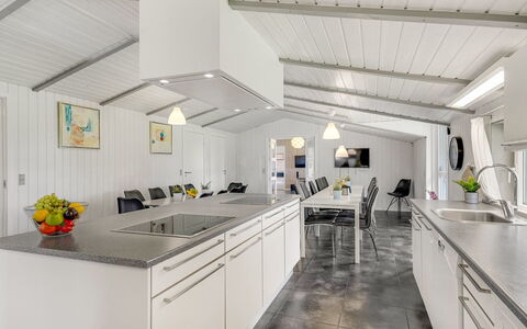 Janita - 800M from the Sea: Køkken, Loft, Indretning, Countertop, Gulvbelægning, Større Bandage, Etage, Lysarmatur, Køkken Apparat, Køkken & Spisebord