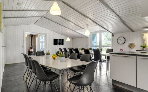 Janita - 800M from the Sea: Loft, Indretning, Lysarmatur, Møbel, Køkken & Spisebord, Stol, Stue, Spisestue