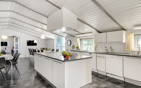 Janita - 800M from the Sea: Loft, Køkken, Indretning, Countertop, Gulvbelægning, Større Bandage, Lysarmatur, Køkken Apparat, Husholdningsapparat