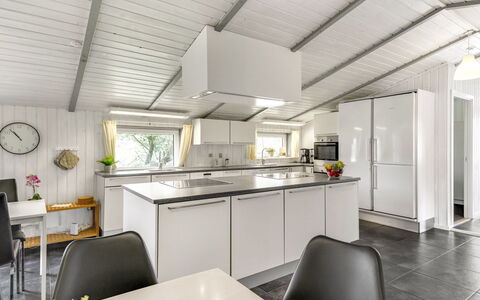 Janita - 800M from the Sea: Køkken, Loft, Countertop, Større Bandage, Indretning, Gulvbelægning, Køkken Apparat, Møbel, Etage, Lysarmatur