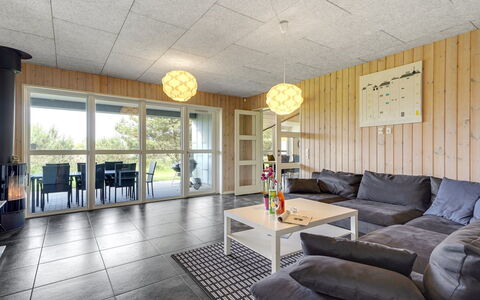 Janita - 800M from the Sea: Gulvbelægning, Indretning, Møbel, Træ, Loft, Etage, Lysarmatur, Couch, Stue, Belysning