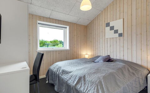 Janita - 800M from the Sea: Træ, Loft, Soveværelse, Sengetøj, Lysarmatur, Sengetøj, Bed Frame, Seng, Vinter, Fryser