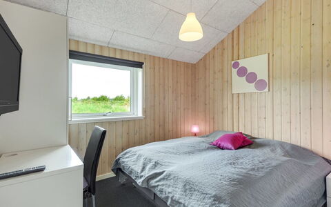Janita - 800M from the Sea: Loft, Indretning, Soveværelse, Seng, Lysarmatur, Sengetøj, Bed Frame, Sengetøj, Dagslys, Design