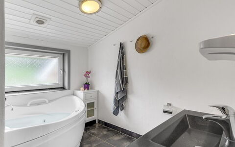 Janita - 800M from the Sea: Sanitærarmatur, Gulvbelægning, Indretning, Loft, Etage, Badeværelse, Tap, Håndvask, Vvs, Værelse