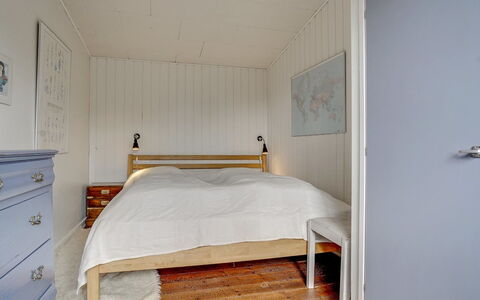 Taimi - 200M from the Sea: Seng, Soveværelse, Gulvbelægning, Etage, Træ, Sengetøj, Sengetøj, Indretning, Loft, Møbel