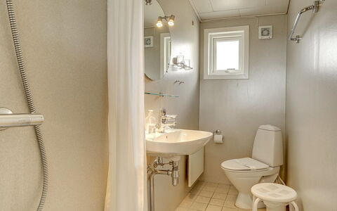 Taimi - 200M from the Sea: Badeværelse, Sanitærarmatur, Væg, Indretning, Toilet, Etage, Gulvbelægning, Badeværelsesvask, Håndvask, Toiletbræt