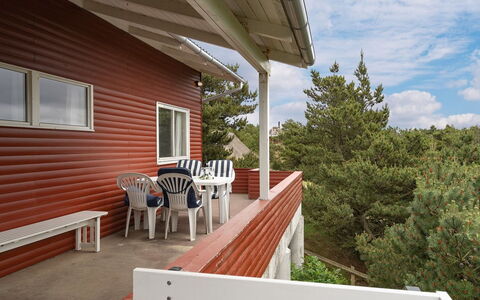 Taimi - 200M from the Sea: Træ, Veranda, Hjem, Sidespor, Sommerhus, Hældning, Skygge, Dæk, Bejdse, Estate