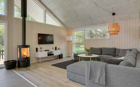 Delan - 1.3Km from the Sea: Gulvbelægning, Indretning, Etage, Møbel, Træ, Loft, Stue, Couch, Trægulve, Lysarmatur