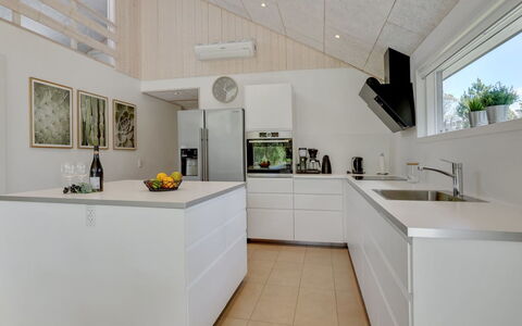 Delan - 1.3Km from the Sea: Køkken, Gulvbelægning, Countertop, Indretning, Træ, Loft, Køkken Apparat, Etage, Cabinetry, Møbel
