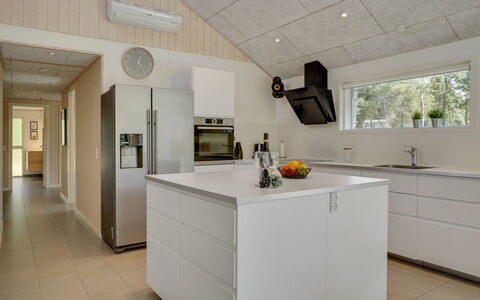Delan - 1.3Km from the Sea: Køkken, Gulvbelægning, Indretning, Countertop, Cabinetry, Loft, Træ, Køkken Apparat, Møbel, Etage