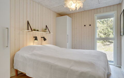 Delan - 1.3Km from the Sea: Træ, Gulvbelægning, Loft, Indretning, Etage, Soveværelse, Lysarmatur, Belysning, Værelse, Seng
