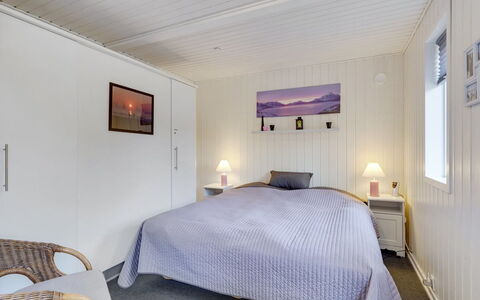 Sighmar - 900M from the Sea: Træ, Soveværelse, Loft, Etage, Seng, Indretning, Sengetøj, Gulvbelægning, Sengetøj, Møbel