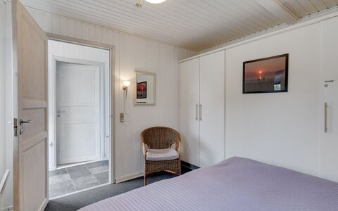 Sighmar - 900M from the Sea: Indretning, Etage, Gulvbelægning, Møbel, Loft, Træ, Soveværelse, Seng, Værelse, Belysning