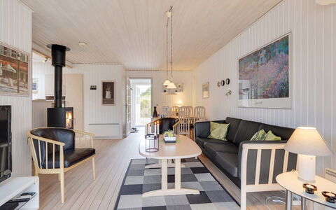 Sighmar - 900M from the Sea: Træ, Gulvbelægning, Etage, Hjem, Indretning, Stue, Trægulve, Hårdttræ, Couch