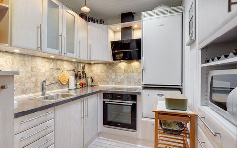 Sighmar - 900M from the Sea: Køkken Apparat, Køkken, Countertop, Cabinetry, Større Bandage, Husholdningsapparat, Møbel, Indretning, Gulvbelægning, Træ