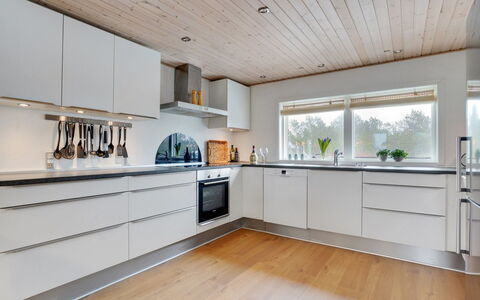 Reiko - 1.5Km from the Sea: Gulvbelægning, Indretning, Træ, Trægulve, Loft, Etage, Køkken, Cabinetry, Countertop, Hjem