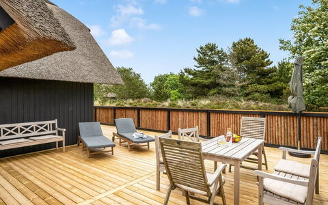 Reiko - 1.5Km from the Sea: Træ, Trægulve, Hårdttræ, Planke, Dæk, Bejdse, Sommerhus, Veranda, Tækning, Tømmer